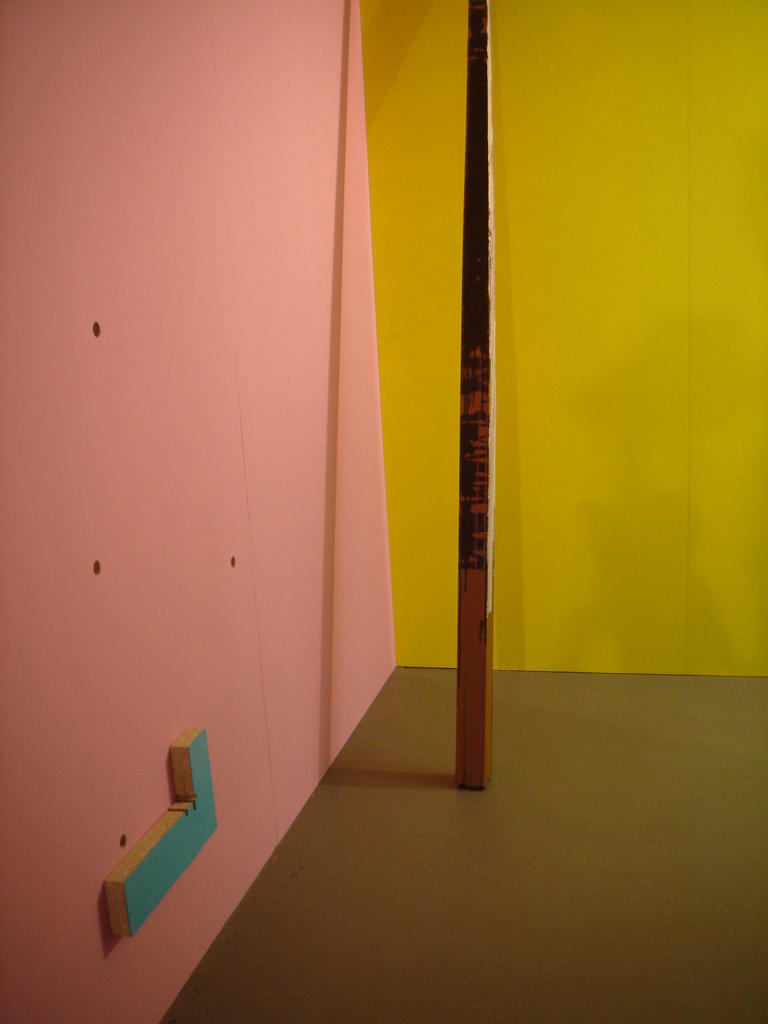 2009, Acryl, Dispersion und Graphit auf Spanplatte, Sperrholz, Holz und Gips, Glas, ca. 240 × 800 × 220 cm