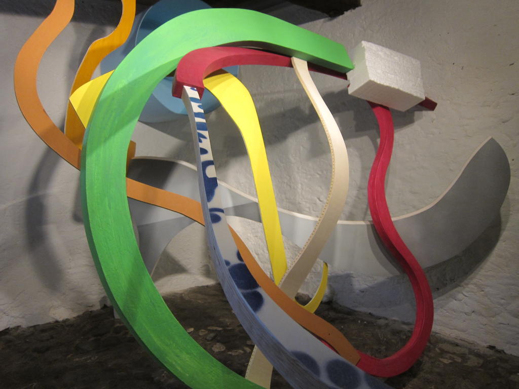 2014, Acryl auf MDF, Sperrholz, Spanplatten und Styropor, ca. 3.0 × 4.0 × 2.5m