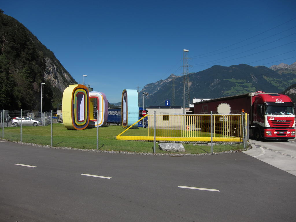 2010, Beton, gegossen und beschichtet mit Sikagard Elastic, ca. 500 × 300 × 125cm