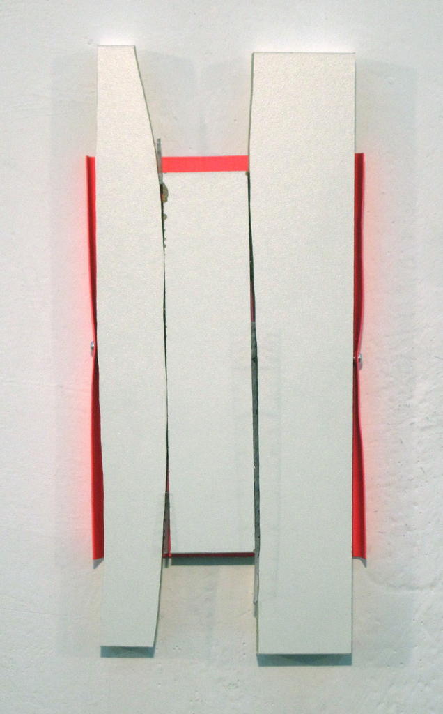 2014, Kunststoff-beschichtete Spanplatte, Acrylglas, Sprühlack auf Alublech, 30 × 14 × 3cm